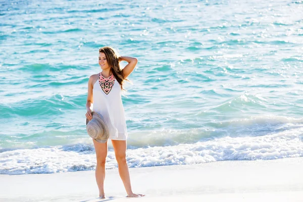 Jovem mulher caminhando ao longo da praia — Fotografia de Stock