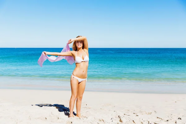 Jeune femme relaxante sur la plage — Photo