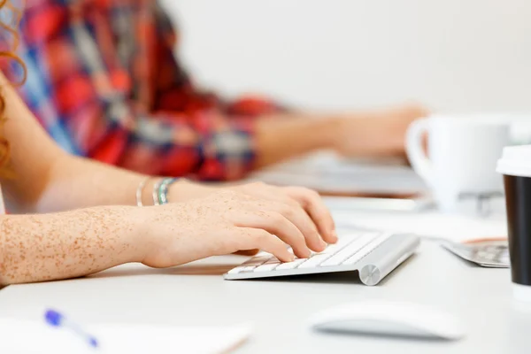 Manos escribiendo en el teclado — Foto de Stock