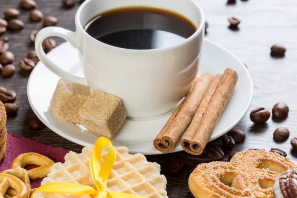 Biscoitos e café na mesa — Fotografia de Stock