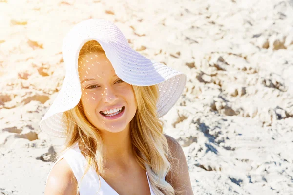 Mujer joven relajándose en la playa —  Fotos de Stock