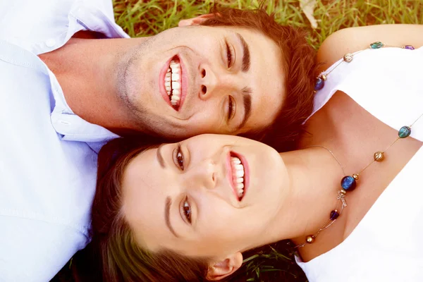 Jovem casal no parque — Fotografia de Stock