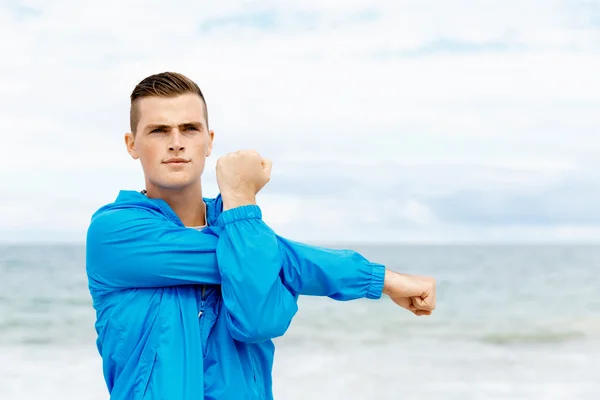 Man opleiding op strand buiten — Stockfoto