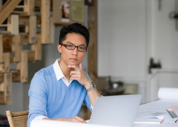 Porträtt av ung affärsman — Stockfoto