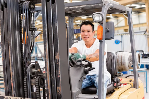 Asian worker in production plant on the factory floor — Stock Photo, Image