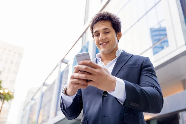 Ritratto di uomo d'affari sicuro con cellulare all'aperto — Foto Stock