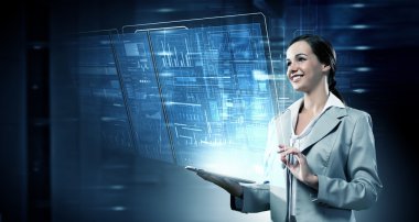 Modern teknolojiler kullanan kadın