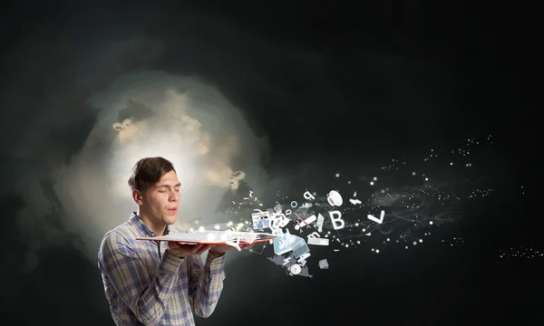 Ragazzo con libro aperto — Foto Stock