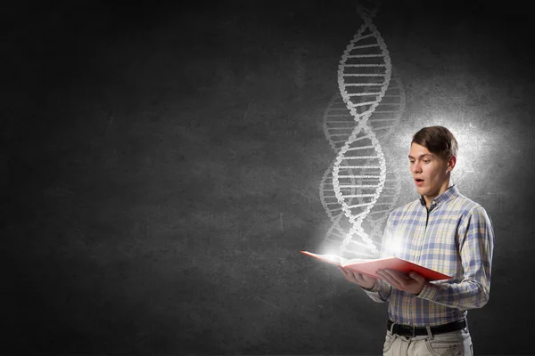 Ragazzo con libro in mano — Foto Stock