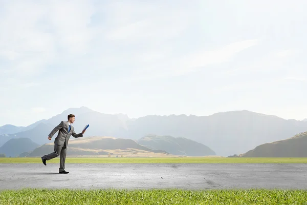 Man reading on the run — Stock Photo, Image