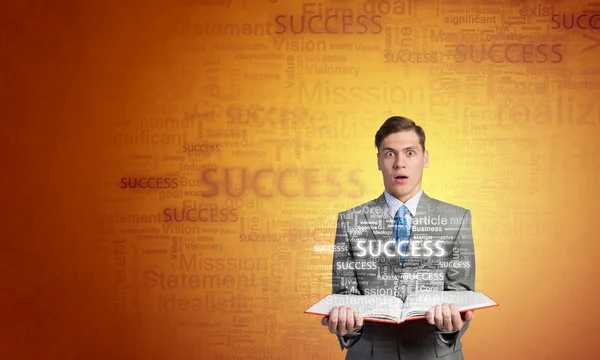 Uomo con libro aperto — Foto Stock