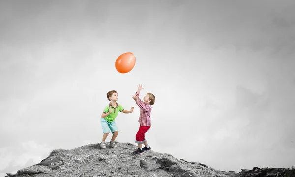 Unachtsames glückliches Kind — Stockfoto