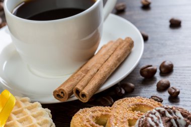 Bisküvi ve kahve masada