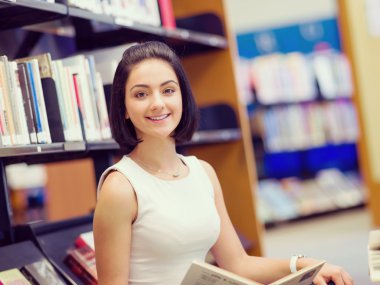 Mutlu kız öğrenci Kütüphanesi'nde