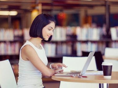 Mutlu kız öğrenci Kütüphanesi'nde