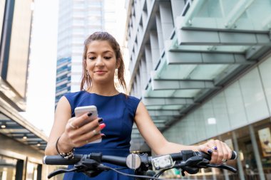 Genç kadın üzerinde bisiklet commuting