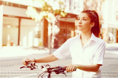 Mutlu genç kadın bisikletçi portresi