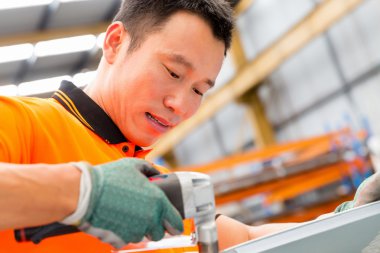 Asya işçi fabrikada üretim tesisi