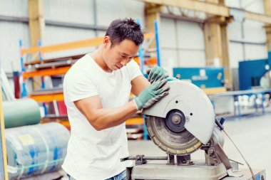 Asya işçi fabrikada üretim tesisi