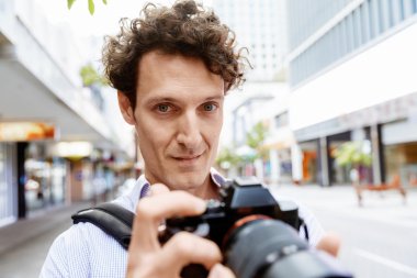 Erkek fotoğrafçı alarak resim