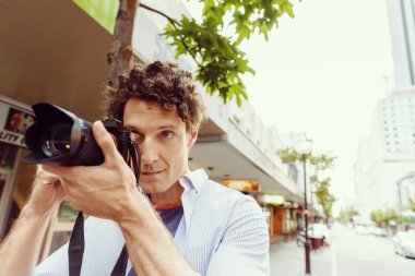 Erkek fotoğrafçı alarak resim