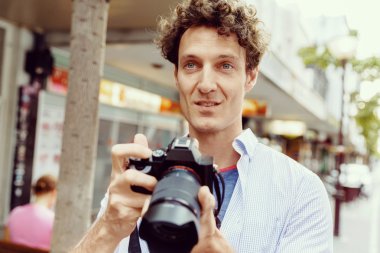 Erkek fotoğrafçı alarak resim