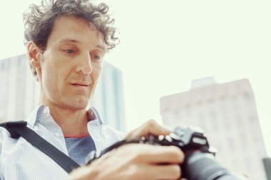 Erkek fotoğrafçı alarak resim