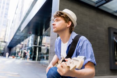 Gitar City ile genç müzisyen