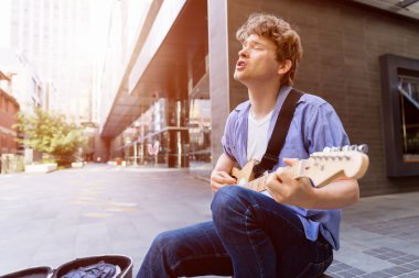 Gitar City ile genç müzisyen