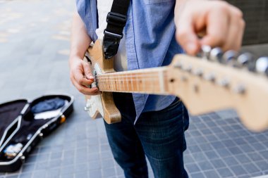 Gitar City ile genç müzisyen