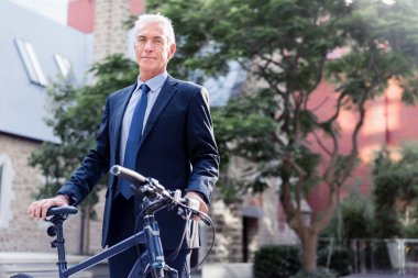 Başarılı bir iş adamı binicilik bisiklet