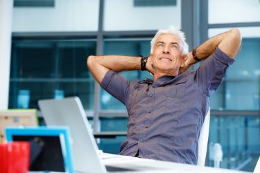 ofis yakışıklı işadamı