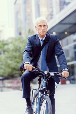 Başarılı bir iş adamı binicilik bisiklet
