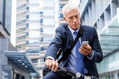 Başarılı bir iş adamı binicilik bisiklet