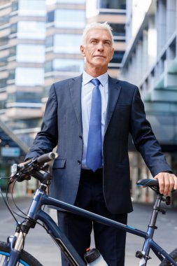 Başarılı bir iş adamı binicilik bisiklet