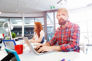 İş arkadaşları birlikte çalışma