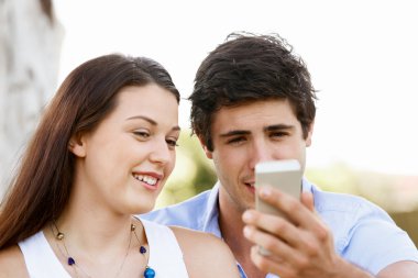 Parktaki genç çift.