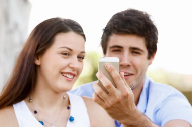 Parktaki genç çift.