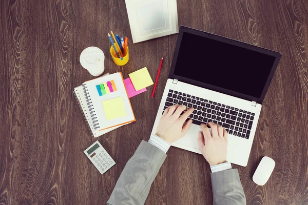 Büroarbeitsplatz mit Büromaterial und Laptop — Stockfoto