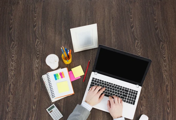 Büroarbeitsplatz mit Büromaterial und Laptop — Stockfoto