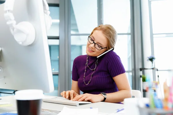 Geschäftsfrau im Büro mit Handy — Stockfoto