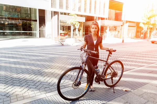 Junge Frau pendelt mit dem Fahrrad — Stockfoto