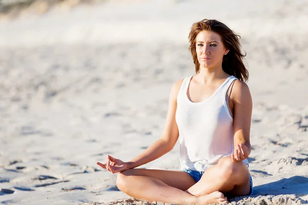 Mujer joven relajándose en la playa — Foto de Stock