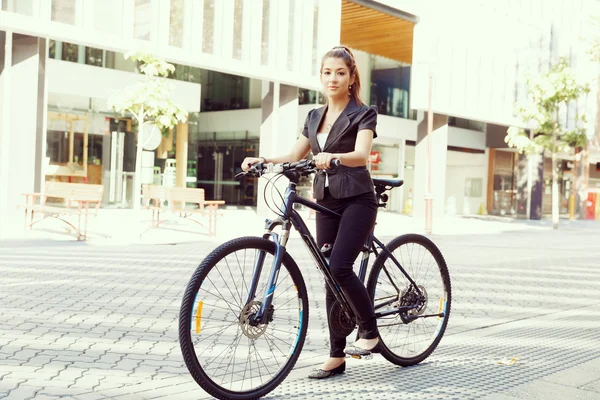 Junge Frau pendelt mit dem Fahrrad — Stockfoto