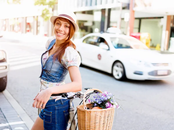 Piękna kobieta, jazda na rowerze — Zdjęcie stockowe