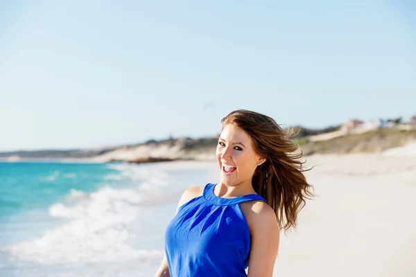 Young woman at the beach — Stock Photo, Image