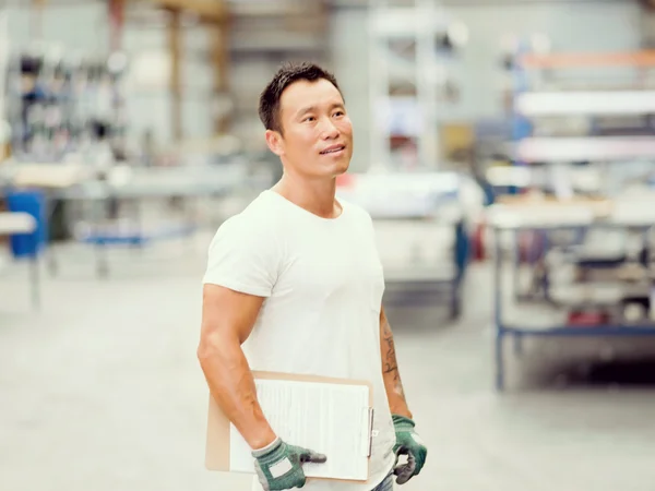 Trabajador asiático en planta de producción en planta de fábrica — Foto de Stock