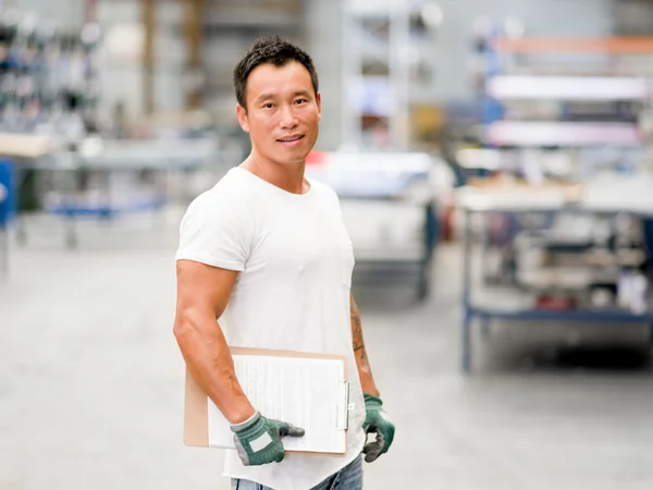 Trabajador asiático en planta de producción en planta de fábrica — Foto de Stock