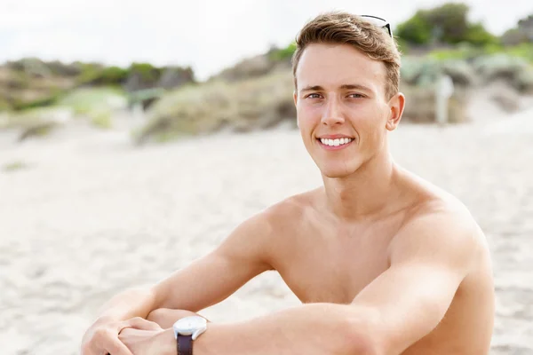 Przystojny mężczyzna pozowanie na plaży — Zdjęcie stockowe