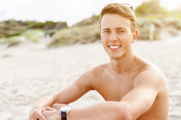 Schöner Mann posiert am Strand — Stockfoto